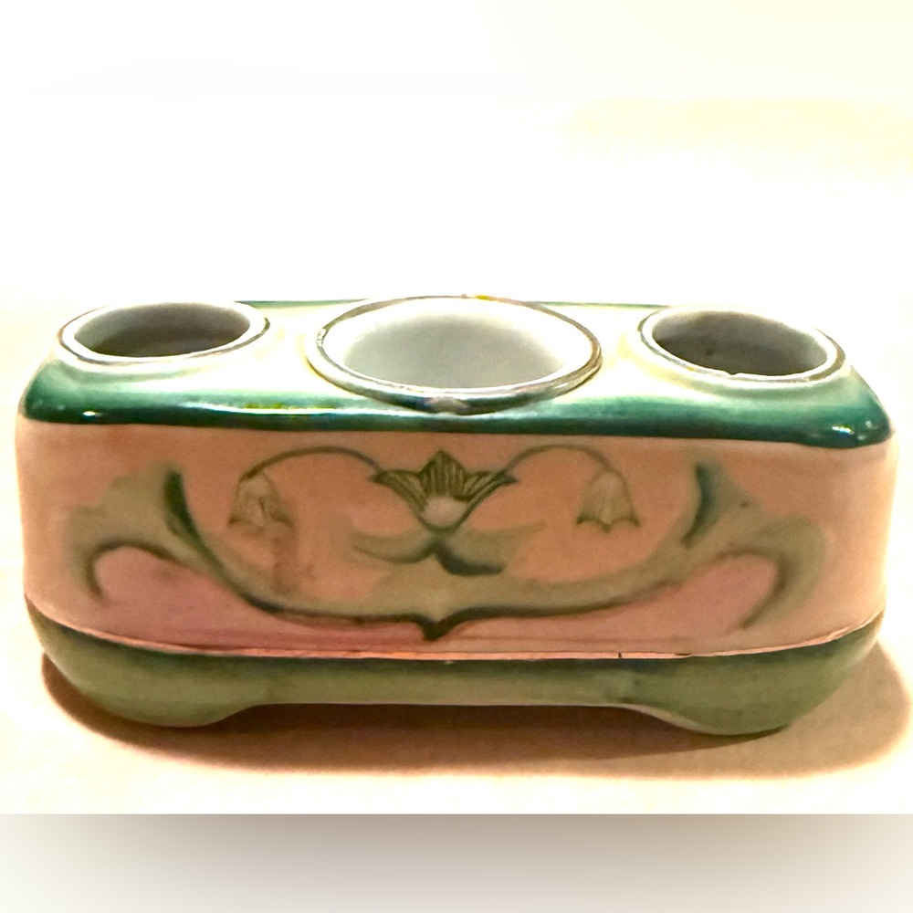 Vintage OCCUPIED JAPAN
Porcelain Green & Pink
LIPSTICK Holder